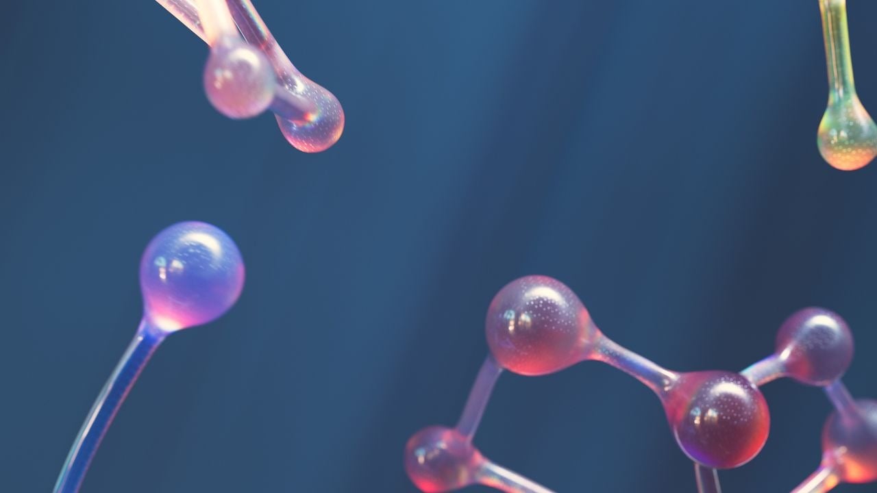 Renderização 3D de estruturas moleculares com átomos esféricos coloridos conectados por ligações, sobre fundo azul-escuro.